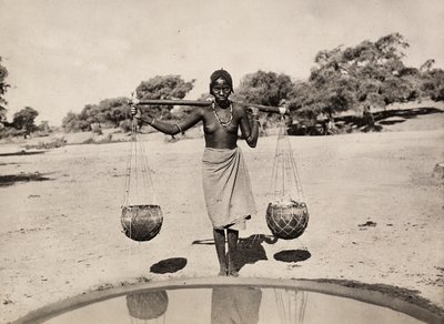 फासिस्ट युग में 'बिल्डिंग ए एम्पायर': कुनामा महिला पानी ले जा रही है, 09/05/1936 (बी/डब्ल्यू फोटो) द्वारा मोडेस्टिनो बाल्डिनेटी