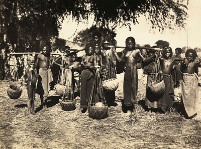 फासिस्ट युग में 'बिल्डिंग ए एम्पायर': कुनामा वाटर के बियरर्स, 09/05/1936 (बी/डब्ल्यू फोटो) द्वारा मोडेस्टिनो बाल्डिनेटी