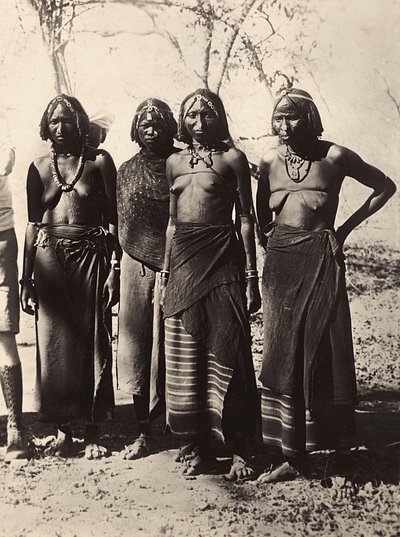 फासिस्ट युग में 'बिल्डिंग ए एम्पायर': कुनामा जनजाति की महिलाएं, 09/05/1936 (बी/डब्ल्यू फोटो) द्वारा मोडेस्टिनो बाल्डिनेटी