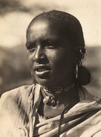 फासीवादी युग में 'बिल्डिंग ए एम्पायर': यंग एबिसिनियन गर्ल, 09/05/1936 (बी/डब्ल्यू फोटो) द्वारा मोडेस्टिनो बाल्डिनेटी