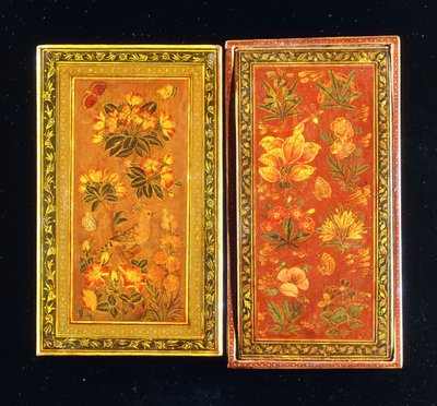 Safavid राजवंश दर्पण मामलों की एक जोड़ी, पुष्प डिजाइनों के साथ चित्रित, एक झुका हुआ घेरा, c.1671-2 द्वारा मुहम्मद ज़मान