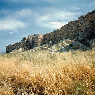 मासीनियन कला: लगभग 1200 ईसा पूर्व निर्मित तिरिन्थ शहर की दीवार के खंडहरों का दृश्य। ग्रीस द्वारा Mycenaean