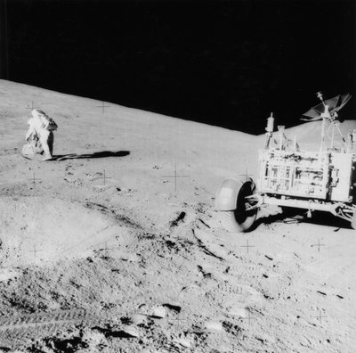 अपोलो 15, 1971 के दौरान हैडली डेल्टा के ढलान पर अंतरिक्ष यात्री डेविड स्कॉट b1932। द्वारा नासा छवियाँ