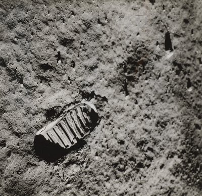 चंद्रमा की सतह पर बज़ एल्ड्रिन के पदचिह्न, 1969। द्वारा नासा छवियाँ
