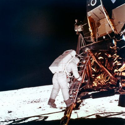 एडविन बज़ एल्ड्रिन ने चंद्रमा, 1969 पर चलने के लिए चंद्र मॉड्यूल सीढ़ी के कदमों को नीचे उतारा। द्वारा नासा छवियाँ