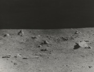 [चंद्र सतह की सर्वेयर वी द्वारा खींची गई तस्वीर], 1967। द्वारा नासा छवियाँ