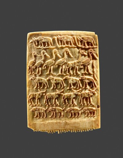 जंगली जानवरों की पंक्तियों से सजाए गए बालों में कंघी, c.3200–3100 ईसा पूर्व (हाथी दांत) द्वारा Naqada अवधि मिस्र