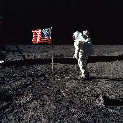 बज़ एल्ड्रिन और चंद्रमा पर अमेरिकी ध्वज, 1969। द्वारा नील आर्मस्ट्रांग