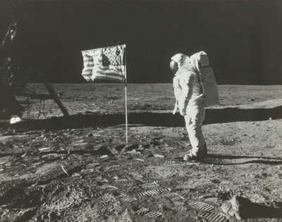 अमेरिकी ध्वज के साथ चंद्रमा पर बज़ एल्ड्रिन, 1969। द्वारा नील आर्मस्ट्रांग