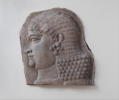 दाढ़ी वाले शाही परिचारक के मुखिया, संभवतः एक कबाड़, c.721-05 ईसा पूर्व (जिप्सम अलबास्टर) द्वारा नव असीरियन नियो असीरियन