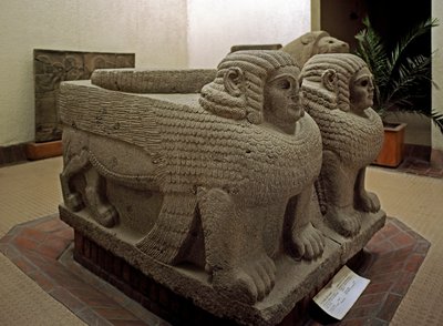 कला नव हित्ती: स्फिंक्स के बेसाल्ट डेकोरी में स्तंभ का आधार। सामल (वर्तमान सामल ज़ेंडजिरली या सिंजिरली) की साइट से। 8वीं शताब्दी ई.पू. इस्तांबुल पुरातत्व संग्रहालय द्वारा नव हित्ती