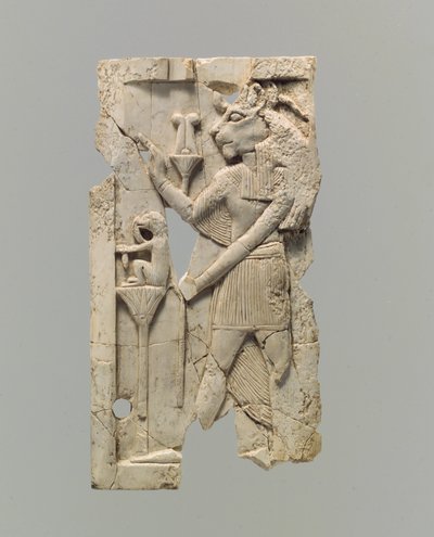 फर्नीचर की पट्टिका में शेर के सिर वाली आकृति के साथ नक्काशी की गई, c.8 वीं -7 वीं शताब्दी ईसा पूर्व (हाथी दांत) द्वारा नव असीरियन