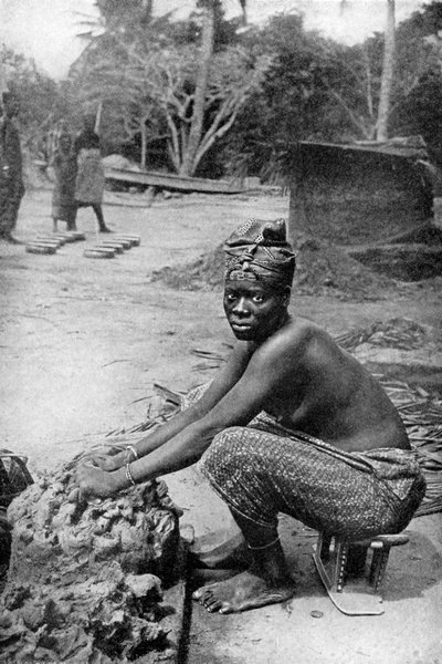 एक गोल्ड कोस्ट कुम्हार और उसकी मिट्टी, घाना, पश्चिम अफ्रीका, 1922। द्वारा पीए मैककैन