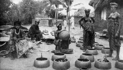 शानदार महिलाएं मिट्टी के बरतन बनाने वाली, एल्मिना, घाना, 1922। द्वारा पीए मैककैन