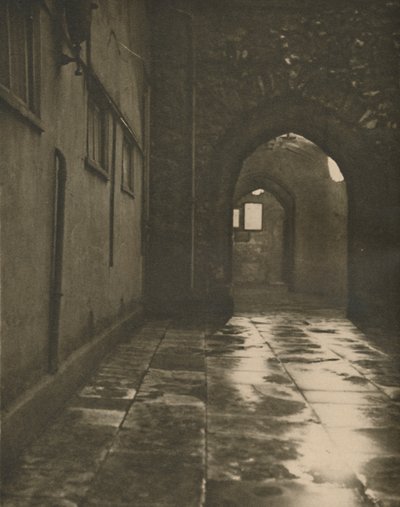वेस्टमिंस्टर एब्बे में एबॉट्स कोर्ट में आर्कवे, c1935। द्वारा पैटर्सन