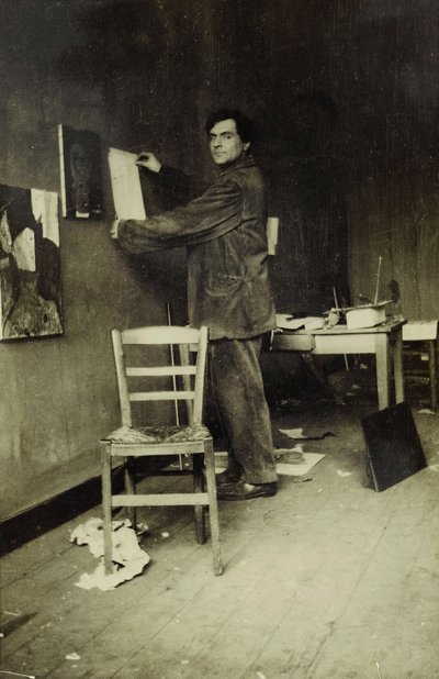 अपने स्टूडियो में एमेडियो मोदिग्लिआनी, c.1915 (b/w फोटो) द्वारा पॉल गिलयूम