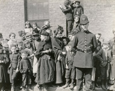 लंदन के एक पुलिसकर्मी का अंतिम संस्कार, 1894 द्वारा पॉल मार्टिन