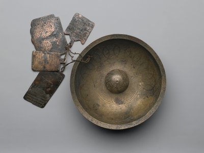शिलालेख, राशि चक्र संकेत और चार पट्टिका, 1679 (तांबे मिश्र धातु) के साथ चीहिल किलिड अटकल कटोरा द्वारा फारसी स्कूल
