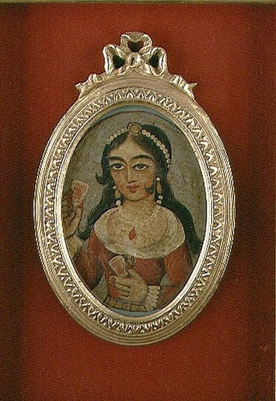 कजर बस्ट राउंडेल एक सजी हुई महिला (कैनवास पर तेल) को दर्शाती है द्वारा फारसी स्कूल