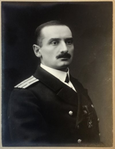 अलेक्जेंडर कोल्चाक का पोर्ट्रेट 1874-1920, 1909। द्वारा फोटो स्टूडियो एच. रेंट्ज़ और एफ. श्रेडर।