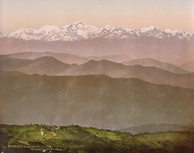 दार्जिलिंग. किंचिनजंगा और कुचेरी हिल की बर्फ़ द्वारा फोटोग्लोब कंपनी (ज्यूरिख, सक्रिय सी। 1890 1910)