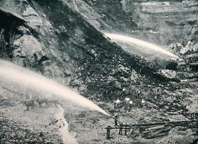 जलोढ़ टिन जमा की हाइड्रोलिक स्लूसिंग, तस्मानिया, c.1900, 'अंडर द सदर्न क्रॉस - ग्लिम्प्स ऑफ ऑस्ट्रेलिया' से, विदेश विभाग, मेलबर्न द्वारा प्रकाशित द्वारा फोटोग्राफर ऑस्ट्रेलियाई