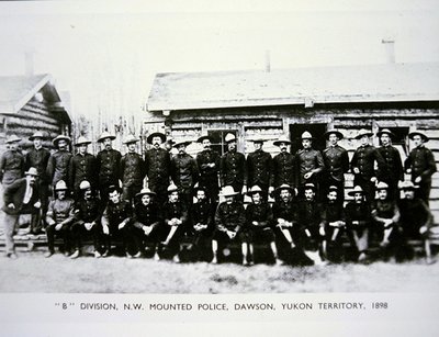 उत्तर-पश्चिम माउंटेड पुलिस 'बी' डिवीजन, डावसन, युकोन क्षेत्र में, 1898 की स्वर्ण दौड़ के दौरान (बी/डब्ल्यू फोटो) द्वारा फ़ोटोग्राफ़र कैनेडियन