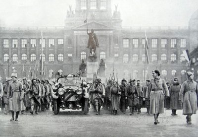 25 दिसंबर 1918 को प्राग में राष्ट्रपति थॉमस मासारिक के साथ चेक सैनिक (b/w फोटो) द्वारा फोटोग्राफर चेक