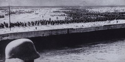 डनकर्क, फ्रांस, द्वितीय विश्व युद्ध, जून 1940 में समुद्र तट पर मित्र देशों के कैदियों का सर्वेक्षण करते हुए जर्मन सैनिक (b/w फोटो) द्वारा फ़ोटोग्राफ़र जर्मन