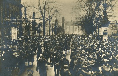 उनर डेन लिंडेन, बर्लिन, दिसंबर 1918 पर मार्च करते हुए जर्मन सैनिकों की वापसी (बी / डब्ल्यू फोटो) द्वारा फ़ोटोग्राफ़र जर्मन