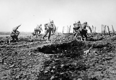 WWI के जर्मन स्टॉर्मट्रूपर्स सेडान में आगे बढ़ते हैं, उनके गले में ग्रेनेड के बैग के साथ, पश्चिमी मोर्चा द्वारा फ़ोटोग्राफ़र जर्मन