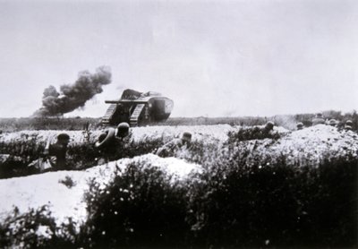 WWI के जर्मन स्टॉर्मट्रूपर्स फ्लेमथ्रोवर अग्रिम से लैस, एक पकड़े गए ब्रिटिश मार्क IV टैंक द्वारा समर्थित द्वारा फ़ोटोग्राफ़र जर्मन