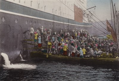 जापान, c.1912: नागासाकी हार्बर में जहाज पर कोयला डालना (फोटो) द्वारा फोटोग्राफर जापानी