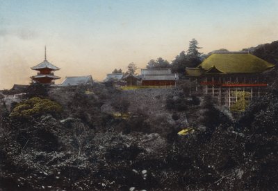 जापान, c.1912: कियोमिज़ु मंदिर, जो कि अवक्षेप के किनारे पर लटके हुए मंच और क्योटो शहर के पाँच दृश्य के लिए विख्यात है (फोटो) द्वारा फोटोग्राफर जापानी