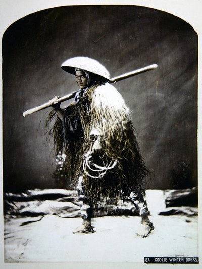 अपने सर्दियों के कपड़ों में जापानी कुली, c.1900 (रंगीन फोटो) द्वारा फोटोग्राफर जापानी