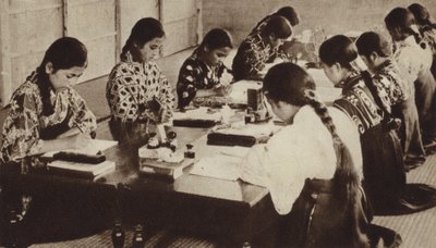 कक्षा में जापानी स्कूली बच्चे (बी/डब्ल्यू फोटो) द्वारा फोटोग्राफर जापानी