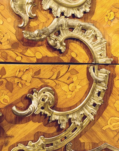 लुई XV कमोड का विवरण, एड्रियन डेलोर्मे (ऑर्मोलू माउंटेड ट्यूलिपवुड, ऐमारैंथ, फ्रूटवुड और मार्केट्री) द्वारा रिटेल किया गया (463007 भी देखें) द्वारा पियरे रूसेल