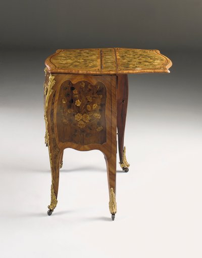 लुई XV कमोड, c.1765-70 (ऑरमोलु घुड़सवार ट्यूलिपवुड, गूलर, ऐमारैंथ और मार्कीट्री) (463003, 463004 और 465391 भी देखें) द्वारा पियरे रूसेल