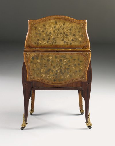 लुईस XV कमोड, c.1765-70 (ऑरमोलु घुड़सवार ट्यूलिपवुड, गूलर, ऐमारैंथ और मार्कीट्री) (463003, 465390 और 465391 भी देखें) द्वारा पियरे रूसेल