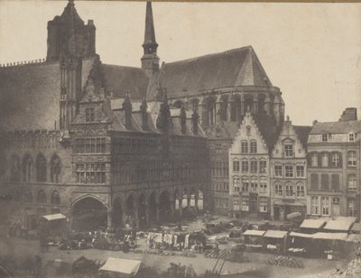 Ypres में मार्केट स्क्वायर, ca. 1851. द्वारा संभवतः लुई डिज़ायर ब्लैंक्वार्ट एवार्ड द्वारा।