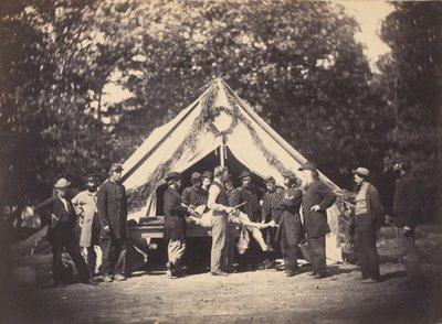 ऑपरेटिंग टेंट, कैंप लेटरमैन, गेटीसबर्ग, पेंसिल्वेनिया, 1863। द्वारा संभवतः वीवर ब्रदर्स द्वारा।