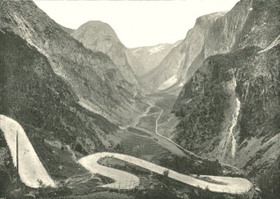 ज़िग-ज़ैग सड़क और झरने, स्टालहेम, नॉर्वे, 1895। द्वारा पोल्टन और सह