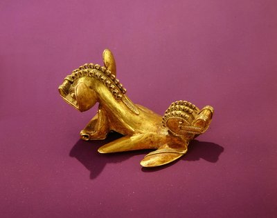 ७वीं-८वीं शताब्दी ईस्वी (स्वर्ण) में दोहरे सिर वाले जानवर को दर्शाने वाला टैरोना पेंडेंट द्वारा पूर्व कोलंबियन पूर्व कोलंबियन