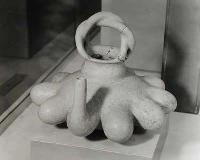 कलश को दस निप्पल रूपों से सजाया गया, Huastecan, c.1000-1250 (टेराकोटा) (b - w फोटो) द्वारा पूर्व कोलंबियन पूर्व कोलंबियन