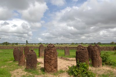 प्रागितिहास: वासु, गाम्बिया से पत्थरों का महापाषाण चक्र (फोटो) द्वारा प्रागैतिहासिक प्रागैतिहासिक