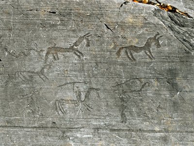 प्रागितिहास, कमुन्नी की सभ्यता, रॉक कला: एक शिकार दृश्य की एक गंभीर चट्टान, एक शिकारी एक भाला चाहता है। नवपाषाण और कांस्य युग के बीच की अवधि। Capo di Ponte, Naquane Rock Carvings National Park, Valcamonica, Val Camonica, Ital द्वारा प्रागैतिहासिक प्रागैतिहासिक
