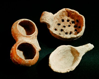प्रागितिहास: विभिन्न टेबलवेयर सामान (झरनी, बर्तन)। एपिनेन्स की सभ्यता (या इतालवी कांस्य युग)। 1400-1300 ई.पू. पेरुगिया, म्यूज़ियो आर्कियोलॉजिको नाज़ियोनेल डेल'उम्ब्रिया द्वारा प्रागैतिहासिक प्रागैतिहासिक