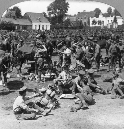 एक फ्रांसीसी गांव, प्रथम विश्व युद्ध, c1914-c1918 में आराम करने वाले ब्रिटिश घुड़सवार सैनिक द्वारा यथार्थवादी यात्रा प्रकाशक