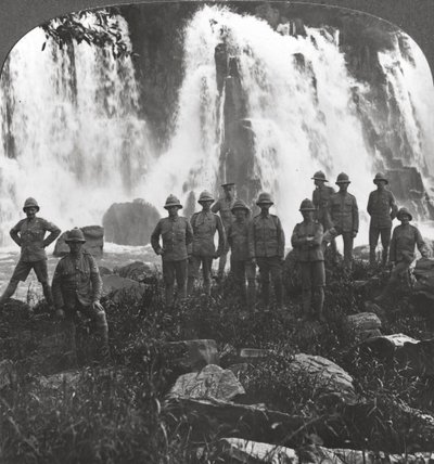ब्रिटिश सैनिकों ने एक जलप्रपात, अफ्रीका, प्रथम विश्व युद्ध, c1914-c1918 में खुद को ताज़ा किया द्वारा यथार्थवादी यात्रा प्रकाशक