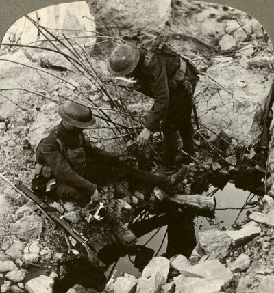 एक घायल पाल, हुग, Ypres, बेल्जियम, प्रथम विश्व युद्ध, 1914-1918 को पानी देना। द्वारा यथार्थवादी यात्रा प्रकाशक